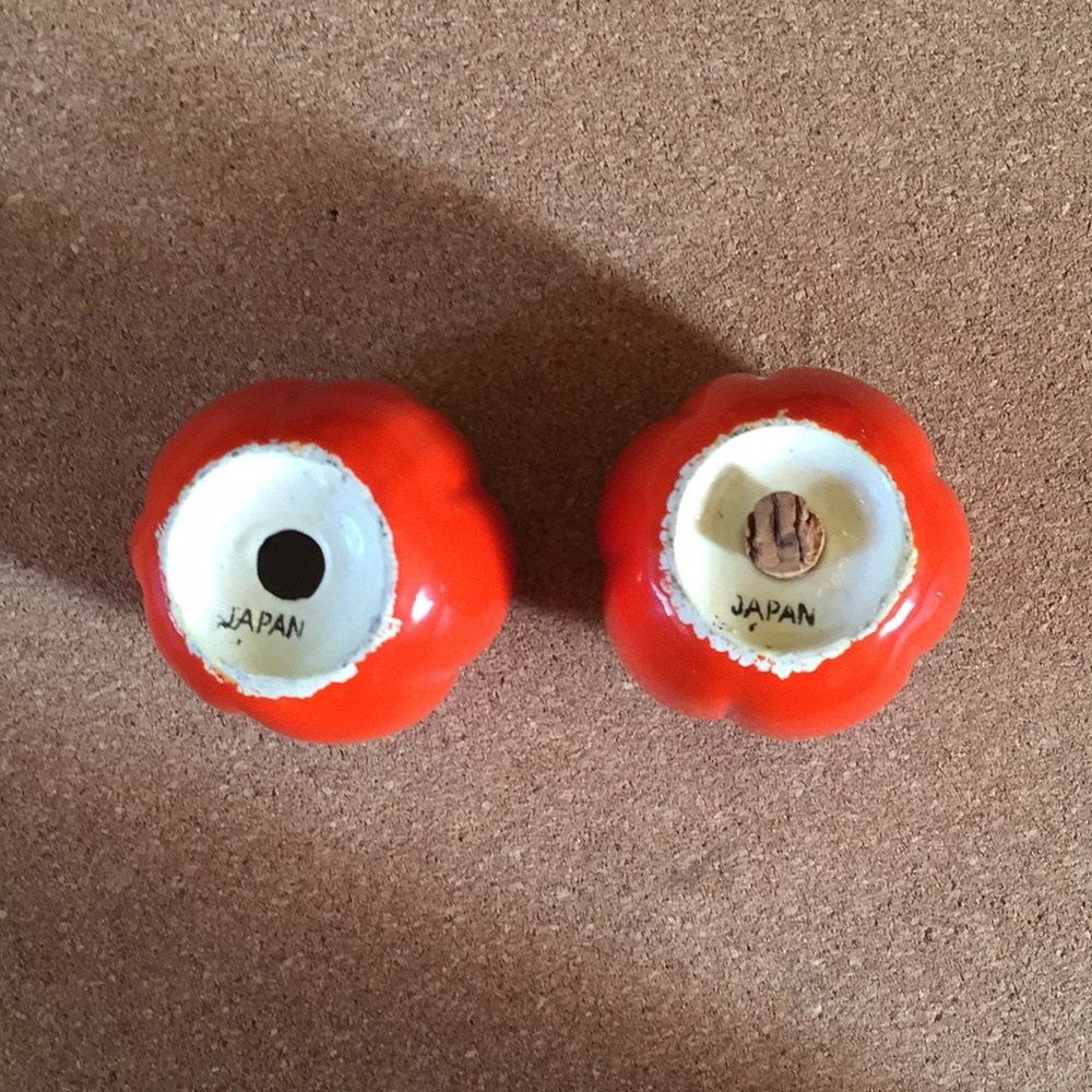 Mid Century Fall Pumpkins Salt and Pepper Shakers Set - Picture 5 of 5